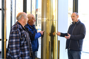  Kalmbach-Senior-Chef Wolfgang Kalmbach, Projektleiter Peter Schuster und Peter Mantovan (Technischer Außendienst Systemair; v.li.) haben die neue Luftschleieranlage der „Alten Kongresshalle“ in enger Abstimmung konzipiert 