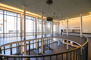  Das Foyer der Kongresshalle, hier von der Galerie gesehen, ist eine energetische und thermische Herausforderung, da der weit öffnende Eingangsbereich nach Norden ausgerichtet ist. Das sorgt für signifikante Temperaturunterschiede, also auch Zuglufterscheinungen bei geöffneten Türen 