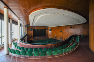  Lüftungstechnik als Gesamtkonzept: In dem rund 500 m² großen Festsaal der „Alten Kongresshalle“ wurden die Auslassdüsen bereits in die Decke verlegt, die Abluft wird für die Besucher unspürbar über Öffnungen in der Rückwand geführt 