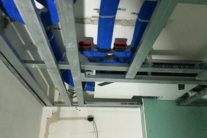  Das „PluggPlan“-Lüftungsgerät und die Lüftungsleitungen von Pluggit sind so kompakt, dass sie ohne Probleme in die abgehängten Decken mit einer Revisionsöffnung integriert werden können 