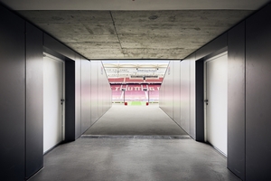  Die aus Stahl gefertigten Brandschutz- und Mehrzwecktüren der Serie NovoPorta Premio sind nicht nur sicher und äußerst stabil, sondern fügen sich auf dem Weg ins Innere des Stadions mit ihrer dezenten Oberflächengestaltung in das Gesamtdesign ein 