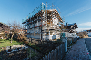  Das Zweifamilienhaus aus den 1960er Jahren wurde zu einem Einfamilienhaus mit modernstem Komfort umgebaut. Eine Aufstockung in Holzbauweise brachte zusätzlichen Platzgewinn 