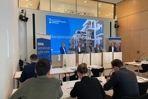  Stellten ein positives Jahresergebnis 2024 vor. Die Geschäftsführung der NHW Monika Fontaine-Kretschmer, Dr. Thomas Hain und Dr. Constantin Westphal sowie Aufsichtsratsvorsitzender Staatsminister Kaweh Mansoori. &nbsp; 