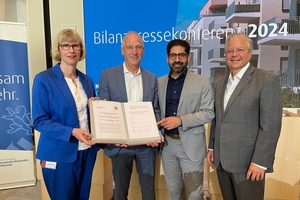  Die novellierte Klimastrategie für die Unternehmensgruppe Nassauische Heimstätte | Wohnstadt ist unterzeichnet. Im Fokus: Reduktion des CO2-Ausstoßes, um die Klimaziele bis 2045 zu erreichen und die Mieter bei den Nebenkosten zu entlasten: (v.l.n.r.) Monika Fontaine-Kretschmer, Dr. Thomas Hain (beide NHW), Staatsminister Kaweh Mansoori und Dr. Constantin Westphal (NHW).  