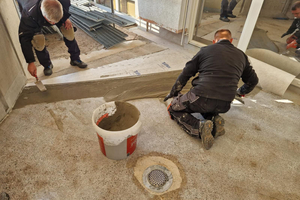  Der mineralische Kleber Triflex ProDrain Fix+ wird auf den zuvor vorbereiteten Untergrund aufgebracht 