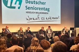  Senioren raus, Familien rein: Vertreter und Vertreterinnen aus Politik, Verbänden und Gewerkschaft diskutierten vor vollem Haus über den Wohnungstausch zwischen Alt und Jung 