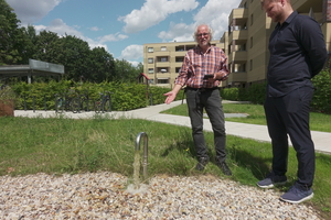  Berlin, Blockrandbebauung Dolomitenstraße 47-49: Ist der unterirdische Regenspeicher voll, wird ein Teil des Wassers automatisch, zur Versickerung in einer Mulde, an die Oberfläche gepumpt. Das schafft Retentionsraum für den nächsten Niederschlag 