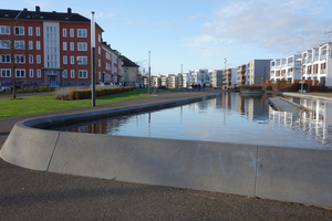  Essen, Universitätsviertel Grüne Mitte: Das Regenwasser der angrenzenden Bebauung wird in Pflanzeninseln gefiltert und in kaskadenartig verbundenen, flachen Wasserbecken gesammelt 