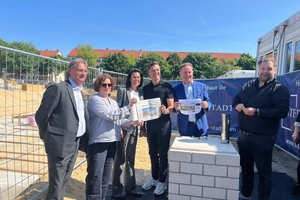 Mauerten die Zeitkapsel ein (v.l.n.r.): Ingo Malter (STADT UND LAND), Baustadträtin Camilla Schuler, Natascha Klimek (STADT UND LAND), Sascha Klupp (INTER Stadt) und Christian Gérôme (Co-Investor)  