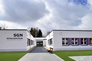  Planung mit Weitblick: 2015 realisierte ALHO das Schulzentrum für Gesundheitsberufe am Niederrhein (SGN) in Mönchengladbach als eingeschossiges, u-förmiges Gebäude mit nur einem Geschoss. Die Raummodule waren für eine spätere Aufstockung statisch schon ausreichend dimensioniert 