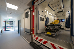  Ein besonderes Highlight im Haus ist der vollausgestattete Rettungswagen, der – mit neuster Audio- und Videotechnik ausgestattet – sogar das Erlernen eines sicheren Kranken-Transports ermöglicht 