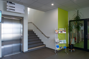  Die Erschließung der neuen Etage mit Lift und Treppenhaus findet in einem verbindenden Gebäudeteil zwischen den beiden Riegeln Platz 