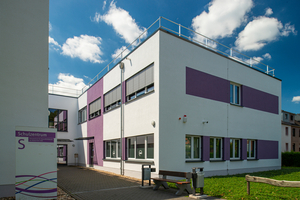  Das 2024 eröffnete innovative Zentrum SAM entstand im Zuge der Expansion und Aufstockung des 2015 von ALHO errichteten modularen Schulzentrum für Gesundheitsberufe am Niederrhein. Die Verbindung von Schule und Trainingszentrum unter einem Dach ermöglicht eine praxisnahe Ausbildung auf höchstem Niveau 