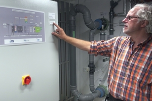  Planer Erwin Nolde im Technikraum. Zur Fernwartung überträgt ein Router die nötigen Daten der Wassertechnik an sein Büro und auf sein Mobiltelefon. So kann er im Auftrag der Wohnungsgenossenschaft kontrollieren und korrigieren 