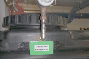  Im Betriebswasserspeicher wird das gereinigte und durch UV-Licht desinfizierte Grauwasser zur Verwendung für die Toilettenspülung gelagert. Ist gelegentlich der Bedarf größer als der Ertrag, wird automatisch Trinkwasser zugeführt 