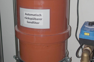  Nach der biologischen Aufbereitung gelangt das ehemalige Grauwasser in einen Sandfilter und weiter über einen zweiten Wärmetauscher und die UV-Desinfektion als so genanntes Betriebswasser in den Vorratsspeicher 