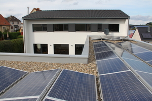  Eine Vitramo Infrarot­heizung und PV sind ideale Partner. So kann mancher Wohn-Neubau bilanziell als Null- oder sogar als Plusenergiehaus betrieben werden 