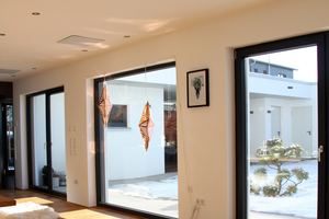  Nicht nur im Passivhaus empfehlenswert: Durch große Fensterflächen mit Südausrichtung solare Wärmegewinne nutzen und über deckenmontierte Infrarot-Heizelemente den Restbedarf decken 