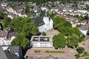  Gut platziert: Im Hof der alten Turmschule konnte FAGSI ein temporäres, nachhaltiges Erweiterungsgebäude errichten. Die PV-Module auf dem Dach sorgen für „sauberen“ Strom 