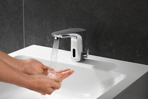  Ideal fürs Gäste-WC: Berührungslose Waschtisch-Armaturen von SCHELL wie MODUS E unterstützen nicht nur den Erhalt der Wassergüte durch automatisierte Stagnationsspülungen, sondern optimieren auch die Nutzerhygiene 