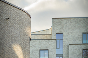  Die sechs Gebäude des Quartiers bilden gemeinsam eine reizvolle Kombination aus runden und eckigen Formen und bieten höchsten Wohnkomfort auf rund 8.000 Qua-dratmetern. Brillux unterstützte bei der Fassaden- und Innenraumgestaltung mit Fachexpertise und reibungsloser Baulogistik 