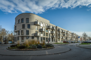  Wie eine unausgesprochene Einladung ins Wiesbadener Künstlerviertel wirken die einzigartigen Häuserfassaden des Wohnquartiers Curve. Mit ihren sanften Rundungen sind sie ein zentrales Kreativ-Element inmitten der geradlinigen Umgebung 