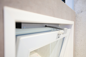  Der Fensterantrieb öffnet und schließt das Fenster automatisch 