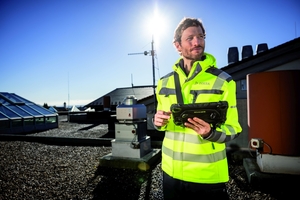  Wichtig für die Renditeerwartung: Ein DEKRA Experte prüft den Zustand einer Immobilie 