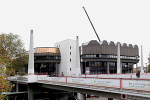  Seit Sommer 2024 wird die Zentralbibliothek auf dem Campus der Technischen Universität Dortmund zurückgebaut. In 2026 soll mit der Errichtung der neuen Bibliothek begonnen werden, die den in die Jahre gekommenen Bestand ersetzt 