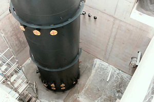  Finale Montage des Speichers im Gebäude der Energiezentrale. Der Speicherraum wurde in drei Ebenen unterteilt, um die Leitungsanschlüsse am Zortström optimal zu positionieren 