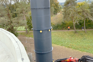  Installation der Zortström-Anlage in Bischofszell. Das 12 Meter hohe und 60 Kubikmeter umfassende Hydrauliksystem wird per Kran in die neue Energiezentrale eingebracht und bildet eine zentrale Versorgungsschnittstelle des Wärmeverbunds 