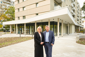 Sandra Wehrmann, Vorstandsmitglied von degewo, und Nevzat Köstek, Geschäftsführender Gesellschafter von BATEG, vor dem Gebäude.