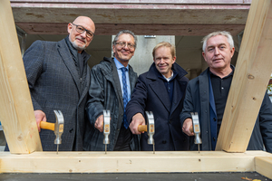 Haben gut lachen (v.l.n.r.): Jörg Franzen, Vorstandsvorsitzender der GESOBAU AG, Christian Gaebler, Senator für Stadtentwicklung, Bauen und Wohnen, Ephraim Gothe, Bezirksstadtrat für Stadtentwicklung in Berlin-Mitte, Martin Froh, Projektplaner von Winking Froh Architekten GmbH.