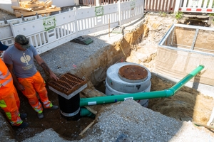  Effiziente ACO-Lösung: Schwammstadt Straßenablauf und Revisionsschacht mit Rückstauklappe 