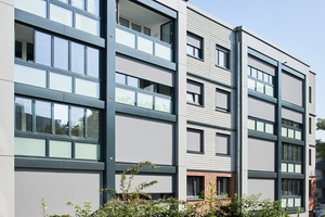  Die Lösung: Vorgehängte Falt-Schiebe-Fenster aus Aluminium von Schüco. Sie werten die Loggien zu ganzjährig nutzbarem Wohnraum auf und stellen die Förderfähigkeit des Projekts sicher 