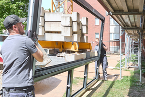  Das ausführende Metallbauunternehmen befestigte die Fensterelemente mit statisch berechneten Stahlkonsolen vor der Wand 