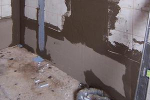  Hier wurde die Wanne bereits entfernt und die Wände für den Einsatz der Dekor Paneele vorbereitet 