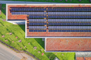  Außerdem ist es als Lowtech-Objekt für niedrigen Energieeinsatz optimiert: Über eine Photovoltaikanlage mit 96 kWPeak, die über dem Gründach installiert ist, wird ein Großteil des Energiebedarfs des Gebäudes vor Ort produziert 