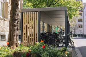  Es gibt einige Variationen von Abstellanlagen: Hier am Friedensplätzchen in Düsseldorf steht ein hohes und offenes Modul für Fahrräder und Lastenräder 