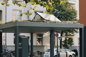  Eine Photovoltaikanlage auf dem Dach des hohen und offenen Moduls für Fahrräder und Lastenräder 