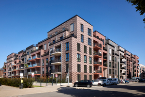  Die in Segmente aufgeteilte Fassade interpretiert auf moderne Art die signifikante Außenwirkung der alten Gefängniskapelle und nuanciert dadurch die geschlossene Bebauung 