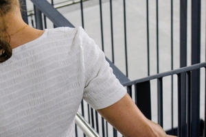  Barrierefreier Handlauf nach DIN 18040 mit (Stützfunktion auf Grund der Höhe und) Umgreifbarkeit mit unten angeordneten Befestigungen 