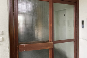  Die alte Brandschutztür, die ausgebaut wurde und noch bis 2027 eine offiziell gültige Zulassung besaß 