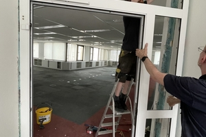  Das Team bei der Montage der Türelemente 