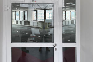  Die umgebaute Tür, die an anderer Stelle mit neuer Plakette wiederverwendet wurde 