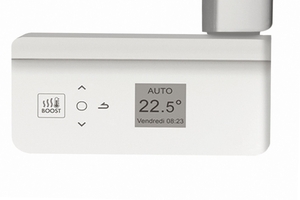  Modernste AEG Regelelektronik trägt dank nützlicher Funktionen zu Wohlbefinden und Energieeinsparung bei. Wird das Bad gelüftet, registriert die Regelung das geöffnete Fenster und senkt die Heizenergie selbsttätig 