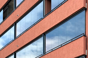  Eine ungehinderte Sicht nach draußen und gleichzeitig mehr Freiraum für Wohnen, Arbeit und Sport: Balkonverglasungen tragen dem Trend zum multifunktionalen Wohnen Rechnung 