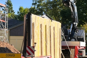  Die 6,70 m breiten und 3,45 m hohen Fassadenmodule werden im Werk vorgefertigt, zur Baustelle transportiert und dort montiert 