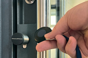  Als Schließmedien nutzen die Mitarbeitenden der Stadt aktive Transponder. Dort sind die jeweiligen Schließberechtigungen gespeichert, hier für die Eingangstür zum Tourismusbüro 