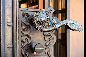  Sehr unauffällig ließ sich der digitale Schließzylinder in das historisch anmutende Schloss dieser Gittertür integrieren, die ins Rathaus führt. Geöffnet wird mit dem aktiven Transponder  